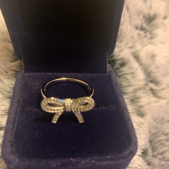 Stunning Bow Ring - Picture 3 of 4